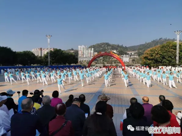 2025年8月枝江青少年田径赛在滨江公园健身区举行，展现城市活力
